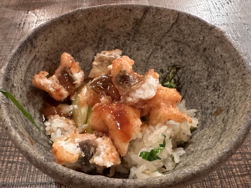 鉢に盛られたアスパラガスとご飯