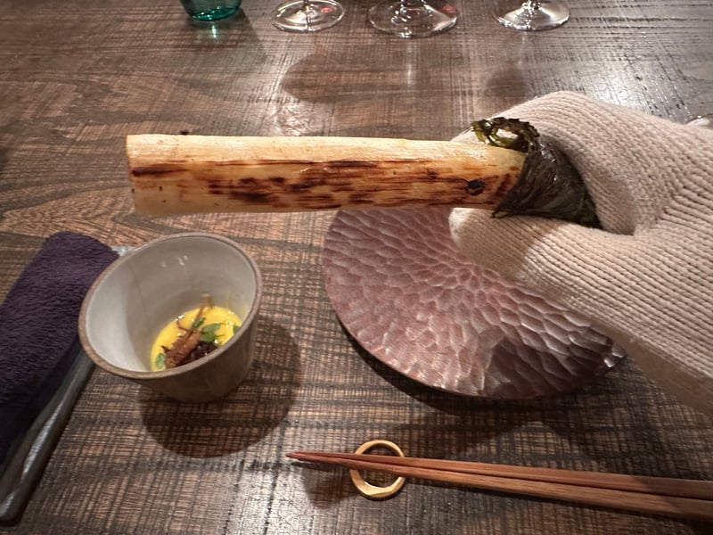 皿に盛られたホワイトアスパラの磯辺焼き