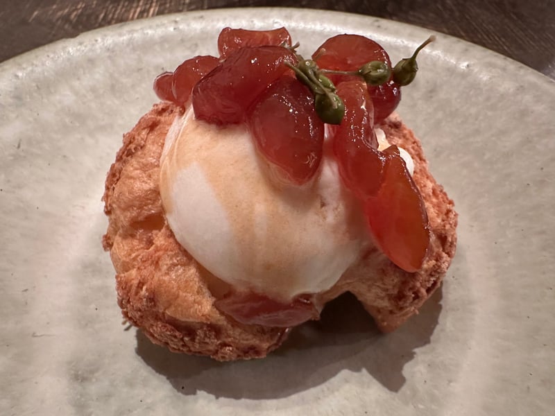 さくらんぼのシュークリーム