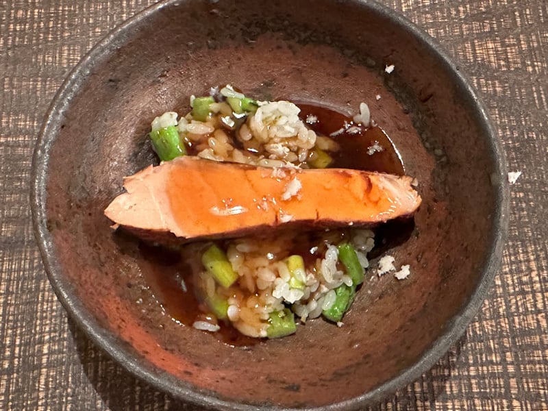 トキシラズと夏のアスパラ。出汁の餡と米を合わせてある