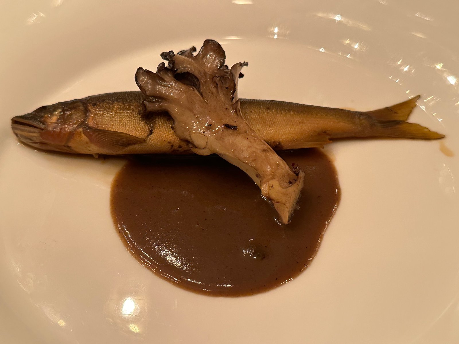 鮎一尾に焼いた舞茸、鮎のソース