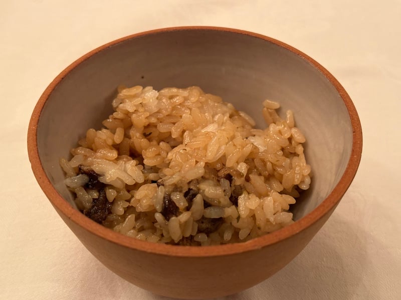 素焼きの椀に、きのこの出汁ご飯