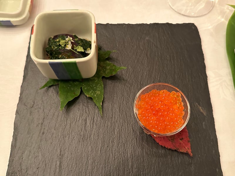スレートの上に、白貝とモロヘイヤの小鉢と、余市のいくら