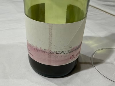 上幌ワインの風 2016 のボトル。桃色と白のラベル