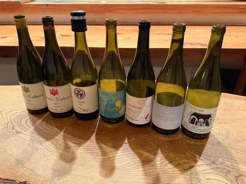 カウンターに並んだこの夜の7本。左からヨイチノボリ ナカイブラン 2019、同 Con Rose 2021、Montrlot 2020、環 2022、Tomo Rouge 2021、こことあるシリーズ シャルドネ 2021、セツナウタ 2019