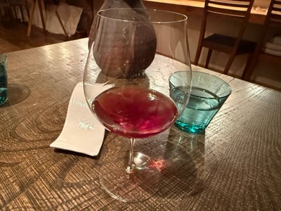濃い赤紫のワインの入ったグラス