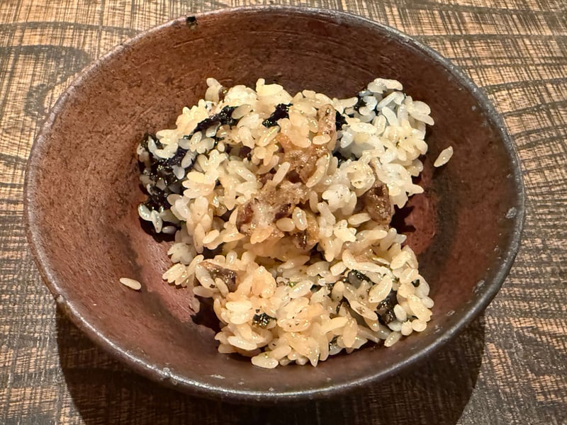 茶色い陶器の鉢に、岩のりときのこを混ぜたご飯