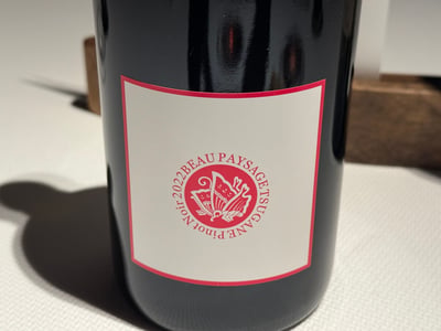 白いテーブルに立つ 2022 BEAU PAYSAGE TSUGANE Pinot Noir のボトル