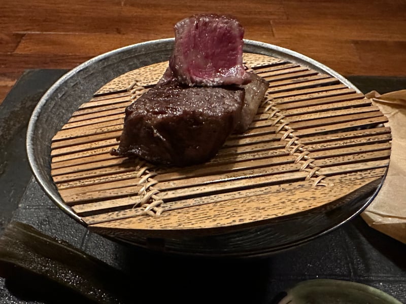 竹の簀の上の牛フィレ。中は赤い
