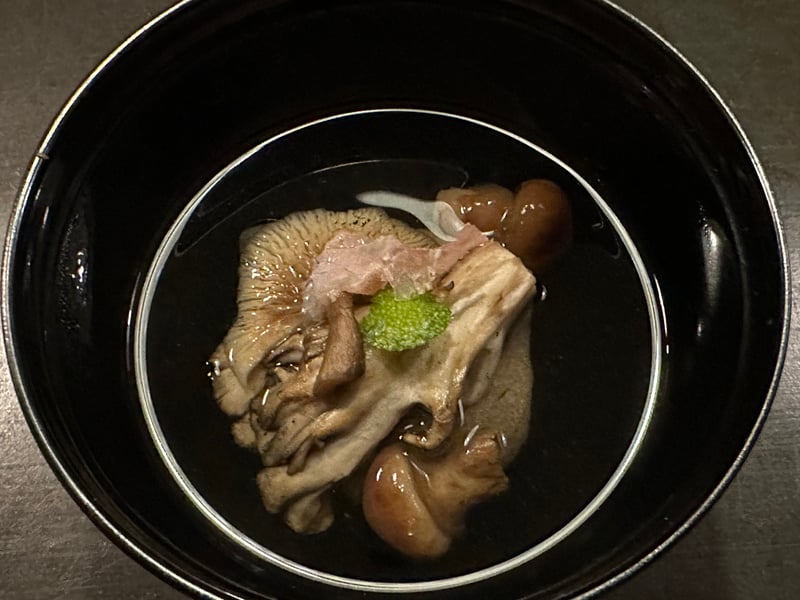 黒い椀の澄まし仕立て。きのこ数種