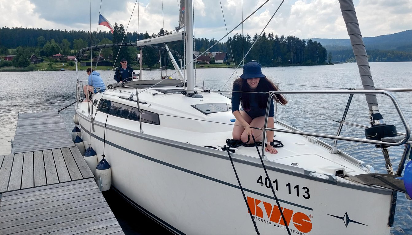 Přístavní manévry na plachetnici na Lipně