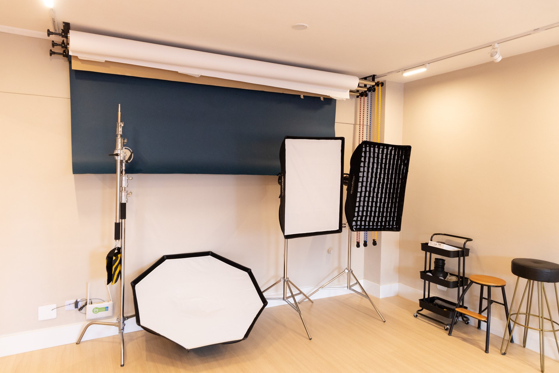 Um fundo fotográfico com equipamentos fotográficos