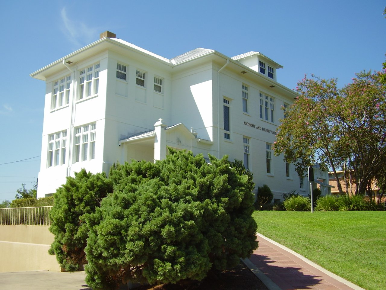 Anthony and Louise Viaer Alumni Hall