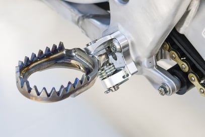 ALUMINUM OFFSET FOOT PEG MOUNTS (YZF)