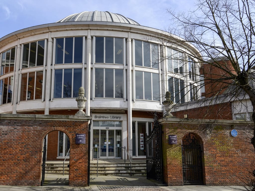 The front entrance to Braintree Library