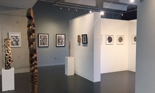 An art exibition at Willesden Gallery, Sculpures on plints and paintings on the walls