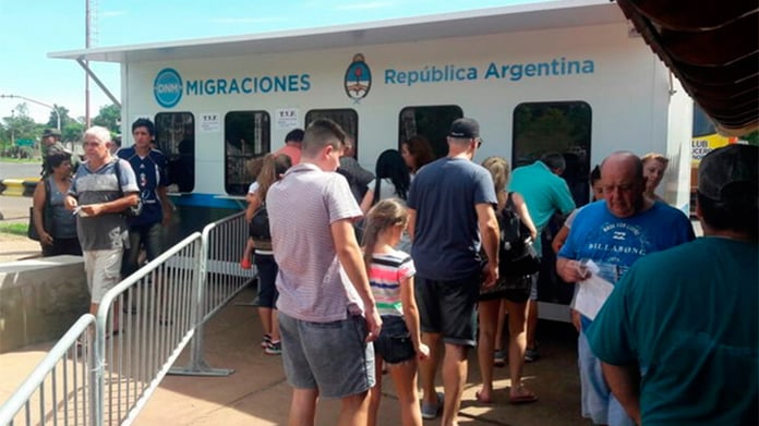 El Gobierno de la Nación determinó el cierre de las oficinas migratorias de Paso de Los Libres, San Rafael y El Calafate, luego de realizar un análisis sobre todas las sedes de la Dirección Nacional de Migraciones.