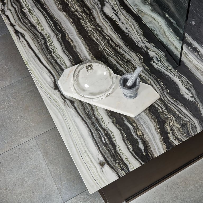 Fantasy Zebra polished marble kitchen island & Konkrete Cenere porcelain tile floor