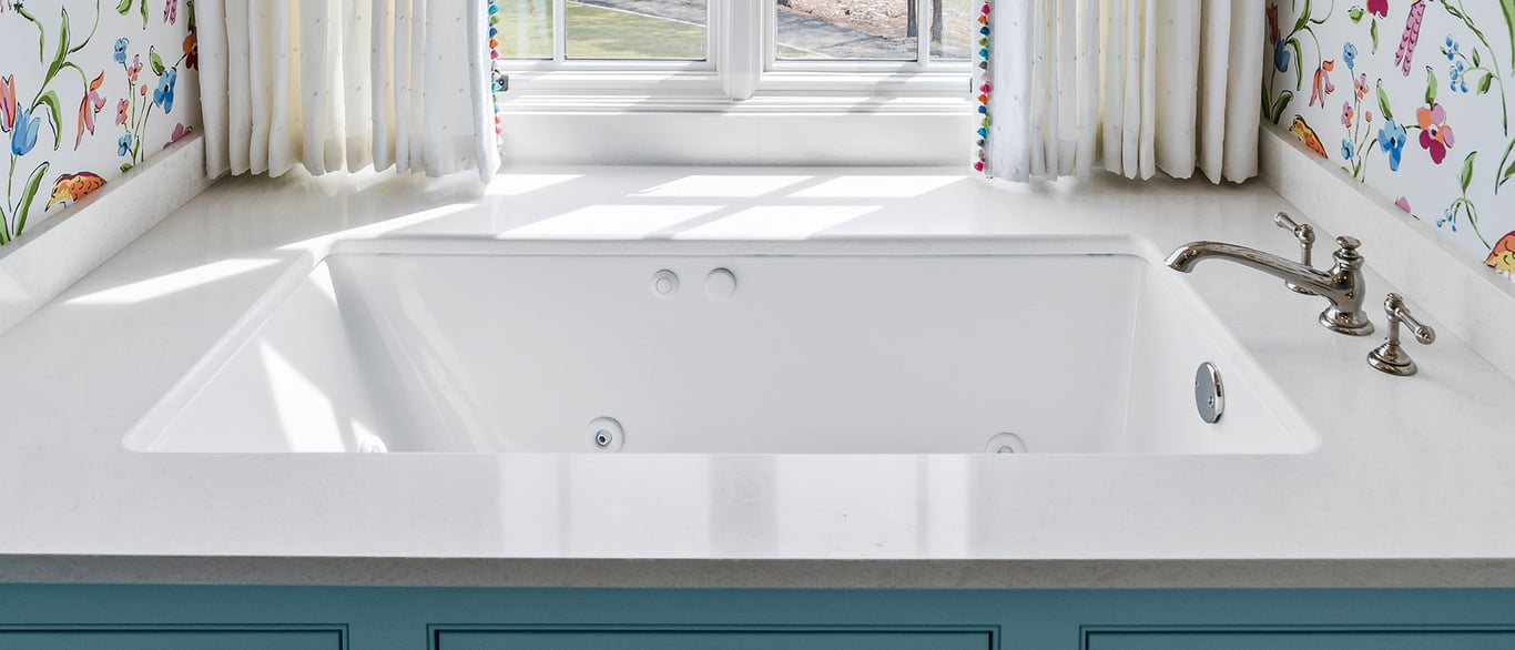Glacier White Quartz Countertop in Bathtub