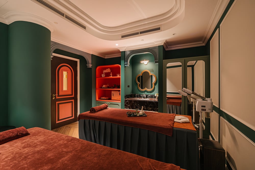 Treatment room with a lacquer-red alcove