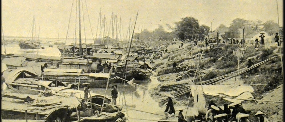 Archival photo: the river quays of Hanoi, circa 1900 (Revue illustrée, 1902 — public domain)