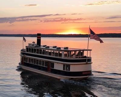 Cruise Lake Geneva at Sunset on a 1-Hour Tour