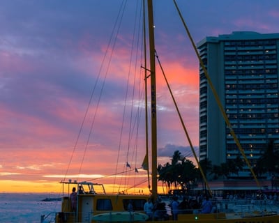 Sunset Sail in Waikiki (90 Minutes)