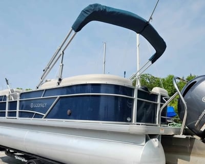 24' Tri-Toon Boat Rental in Rockwood