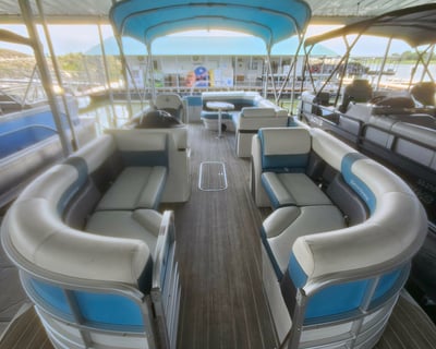 23' Tritoon Boat Rental in Milford