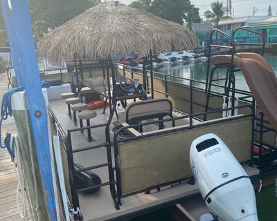 28' Tiki Tritoon Rental in Marathon