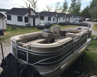20' Pontoon Rental in Les Cheneaux Islands