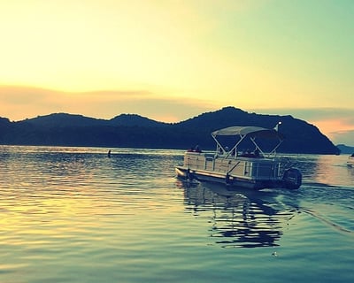 75-Minute Cordell Hull Lake Sunset Cruise