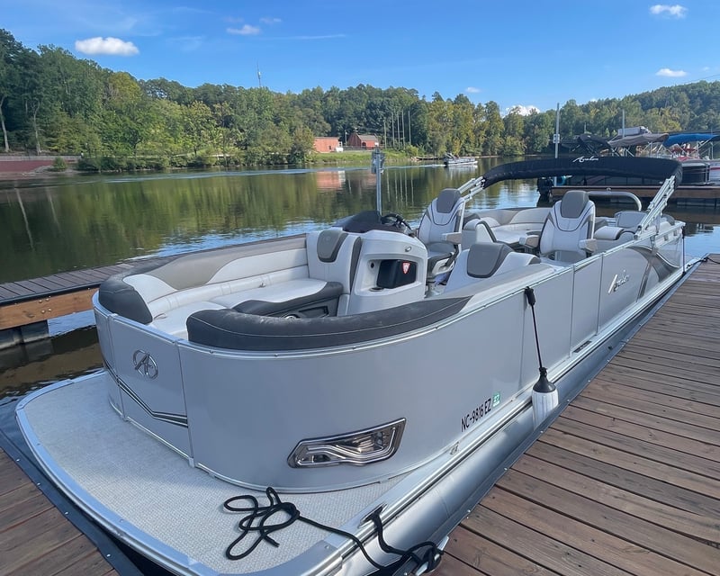 25' Tritoon Boat Rental on Lake Hickory
