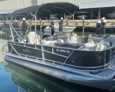 Cruise Englewood on a 22' Tritoon Rental