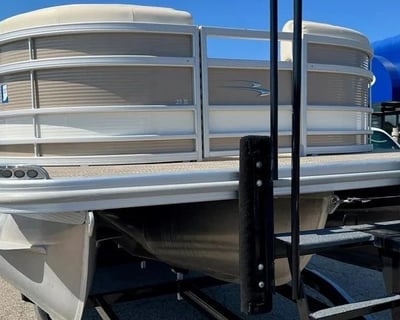 25' Tri-Toon Boat Rental in Traverse City