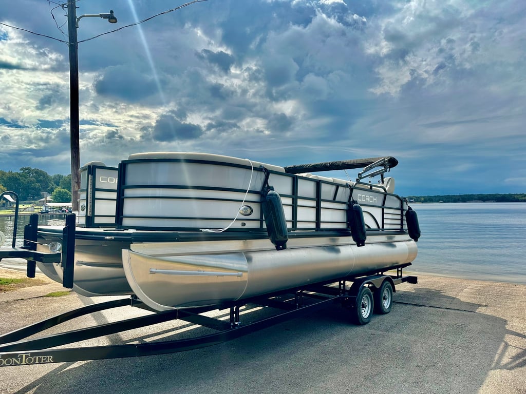 Cruise, Tube & Wakeboard Cedar Creek Lake