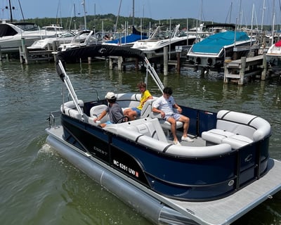 20' Pontoon Rental in Macatawa