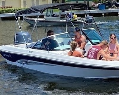 Hollywood 18' Rinker Bowrider Rental