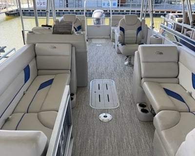 23' Tritoon Boat Rental in Milford