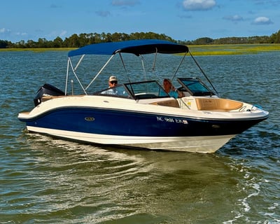 Sea Ray Sundeck Boat Rental in Hilton Head