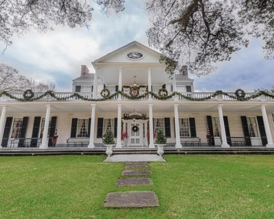 Santa-Themed Christmas House Tour in Natchez