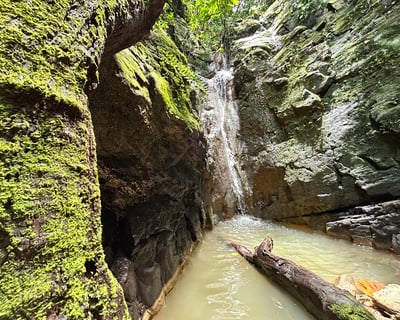Earthship & Waterfall Guided Tour in Agunda