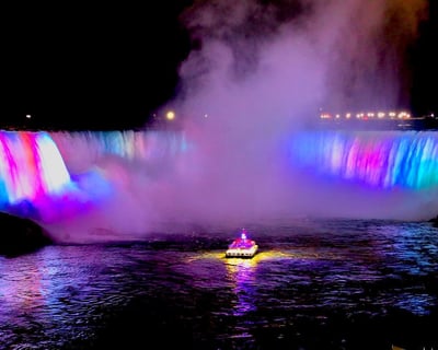 Tour Niagara Falls at Night With Boat Cruise & Dinner