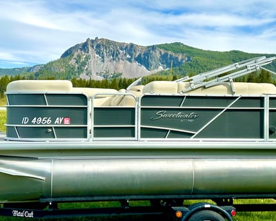Full-Day Pontoon Boat Rental at Paulina Lake