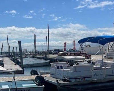 20' Pontoon Boat Rental in Ocean View