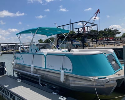 23' Tritoon Boat Rental in Fort Worth