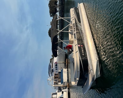 Cruise San Diego on a 25' Tritoon Boat Rental