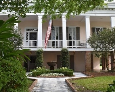 Garden District Mansions Guided Walking Tour in New Orleans