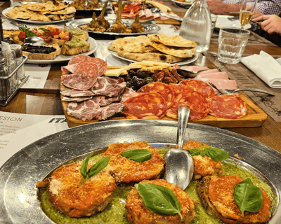 Family-Style Roman Dinner Near the Pantheon