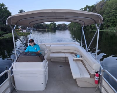 20' TriToon Boat Rental in Dunnellon